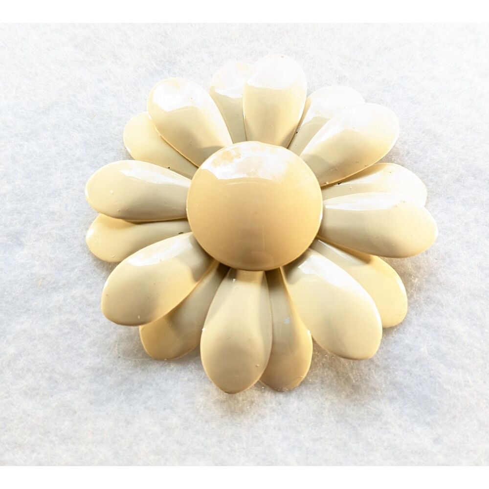 Cream Button Flower - Picture 2 of 6